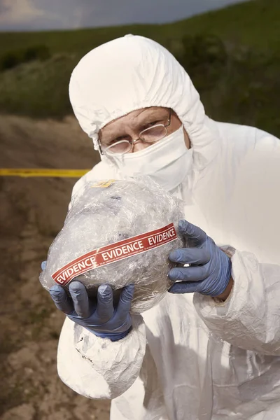 Técnico Policía Empacando Cráneo Humano Encontrado Patio Construcción Llano Durante — Foto de Stock