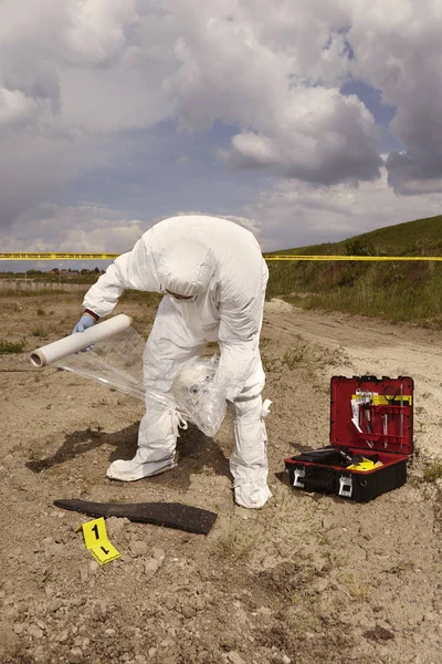 Técnico Policía Empacando Cráneo Humano Encontrado Patio Construcción Llano Durante — Foto de Stock