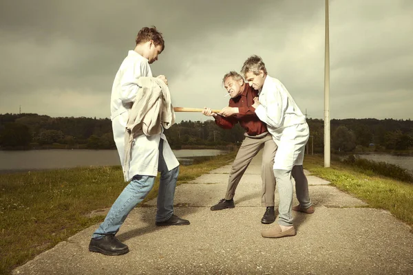 Zwei Ältere Retro Sanitäter Freak Jäger Medizinischen Mänteln Kämpfen Mit — Stockfoto