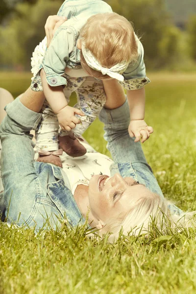 Amare Madre Godendo Pomeriggio Sole Nel Parco Con Sua Figlia — Foto Stock