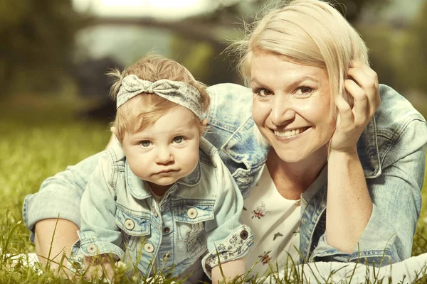 Loving Mother Enjoying Sunny Afternoon Park Her Daughter — Stock Photo, Image