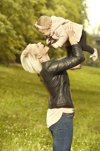 Mãe Amorosa Desfrutando Tarde Ensolarada Parque Com Sua Filha — Fotografia de Stock