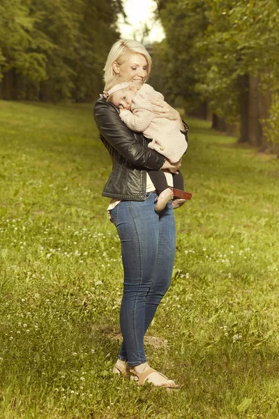 Sevgi Dolu Bir Anne Kızıyla Birlikte Parkta Güneşli Öğleden Sonra — Stok fotoğraf