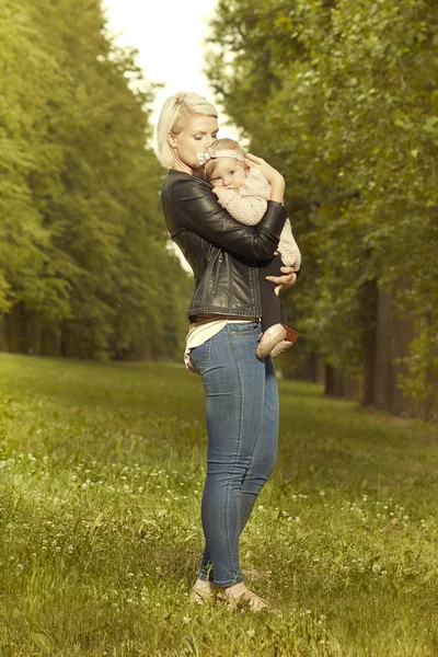 愛情のある母娘と公園で晴れた日の午後を楽しんで — ストック写真