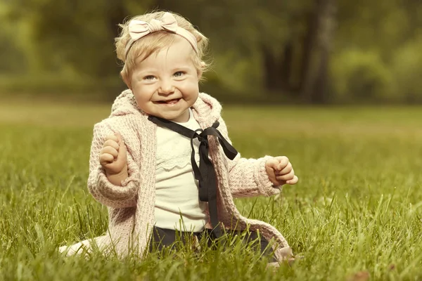 Deset Měsíců Stará Dívka Dítě Pózuje Slunné Letní Park Pro — Stock fotografie