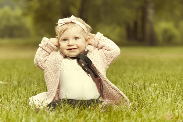 Tien Maanden Oude Meisje Baby Poseren Zonnige Zomer Park Voor — Stockfoto