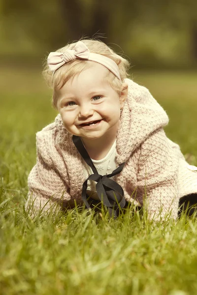 Bambina Dieci Mesi Posa Nel Soleggiato Parco Estivo Foto Ritratto — Foto Stock