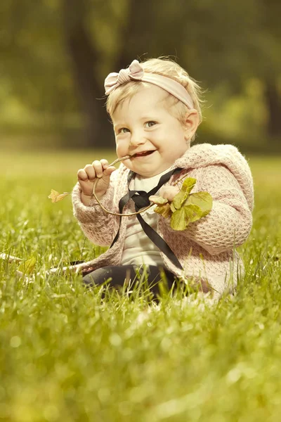 Deset Měsíců Stará Dívka Dítě Pózuje Slunné Letní Park Pro — Stock fotografie