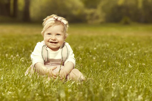 Yaşlı Kız Bebek Güneşli Yaz Park Portre Fotoğraf Için Poz — Stok fotoğraf
