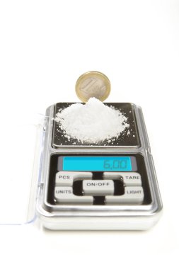 6 gram miktarda küçük dijital ölçekte bir euro madeni para ile karşılaştırarak tuz