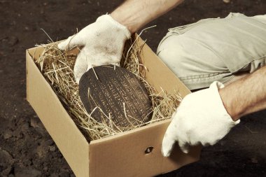 Kahverengi kil ulaşım için Paketli Akkad İmparatorluğu'nun çivi yazısı yazma bulmak