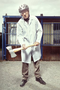 Büyük sağlık görevlisi ucube ceket adam, Çift Kişilik baltayla tehdit tıbbi