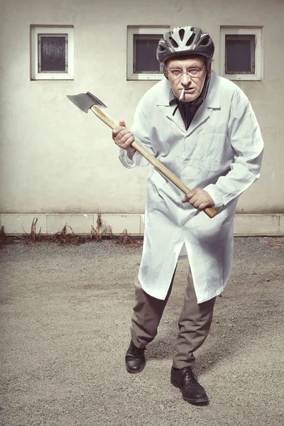 Homem Louco Paramédico Mais Velho Com Casaco Médico Ameaçado Com — Fotografia de Stock