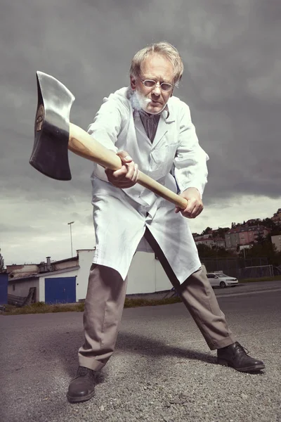 Μεγαλύτερος Άντρας Φρικιό Διασώστης Ιατρικές Παλτό Απειλεί Διπλό Πέλεκυ — Φωτογραφία Αρχείου