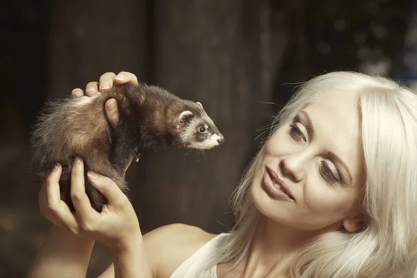 Pěkná Blondýna Žena Komunikuje Dítětem Fretka Venkovní — Stock fotografie