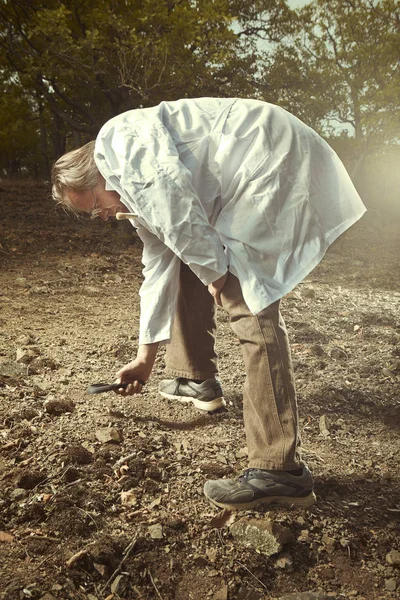 Wetenschapper Terrein Zoek Naar Fossiele Trilobiet Grond — Stockfoto