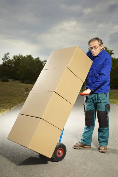 Mann Som Leverer Flere Kasser Med Varer Underveis Byparken – stockfoto