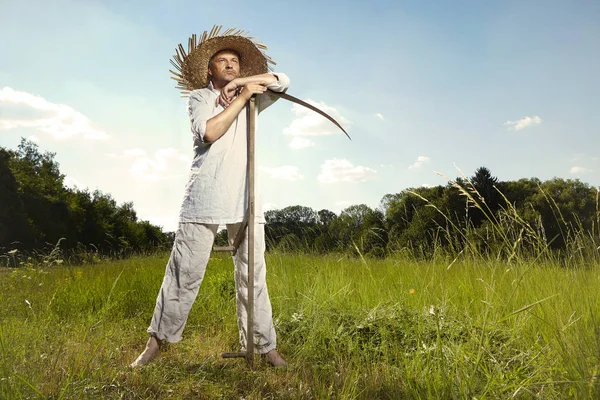 Aldeia Natural País Homem Verão Prado Cortar Grama Com Foice — Fotografia de Stock