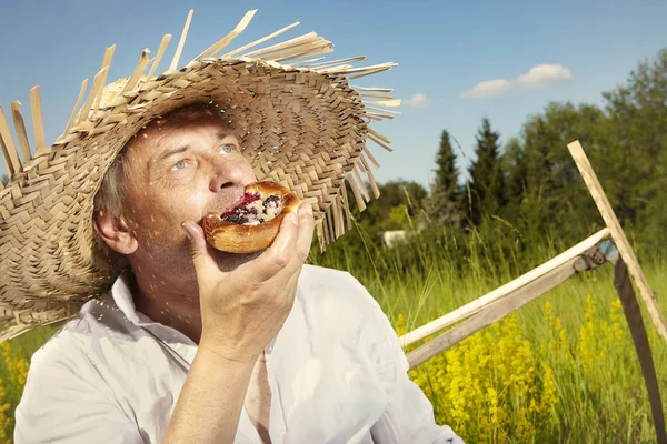 Dorf Natürlicher Landmann Auf Sommerwiese Erfrischend Nach Dem Rasenmähen — Stockfoto