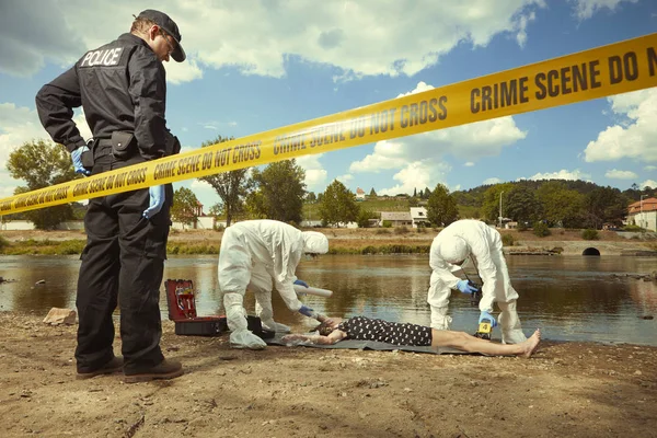 Donna Corpo Abito Nero Trovato Annegato Vicino Riva Del Fiume — Foto Stock