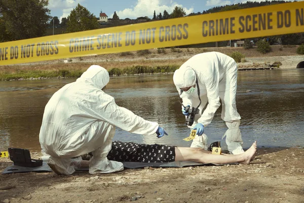 黑色服装的妇女尸体被发现淹没在夏天河岸在城市附近 — 图库照片