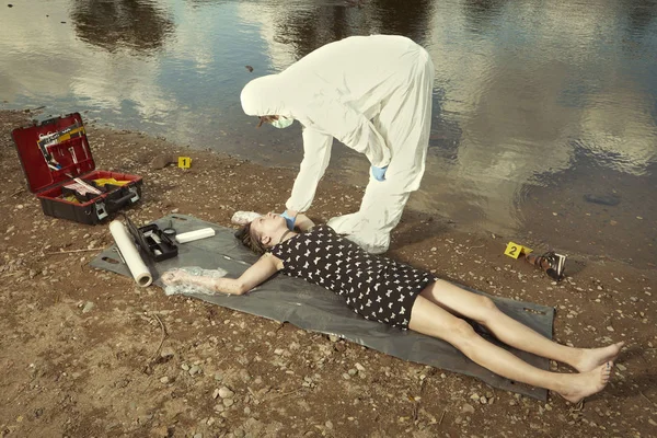 Woman Body Black Apparel Found Drowned Summer River Bank City — Stock Photo, Image