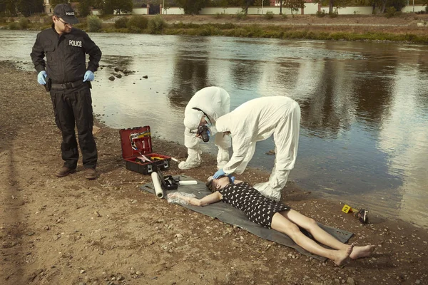 Tělo Ženy Černém Oblečení Našel Utopil Poblíž Břehu Řeky Léto — Stock fotografie