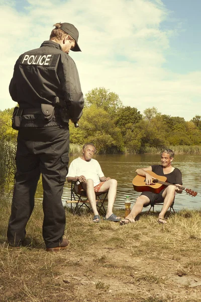 Dos Hombres Mayores Hablando Con Policía Junto Lago Verano — Foto de Stock