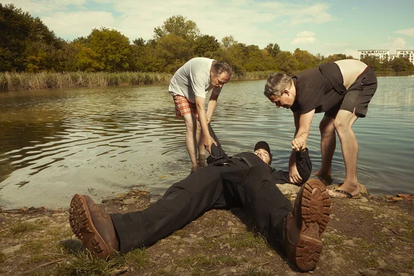 Dois Homens Mais Velhos Atacando Linchando Policial Homem Por Lago — Fotografia de Stock