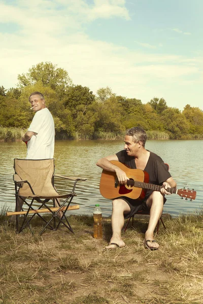 Dos Hombres Mayores Relajándose Cantando Con Guitarra Junto Lago Verano —  Fotos de Stock