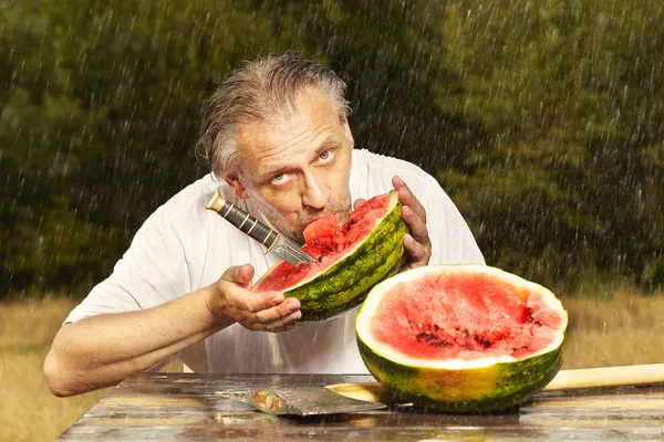 Hombre Comiendo Sandía Mesa Verano Día Lluvioso Para Refrescar — Foto de Stock