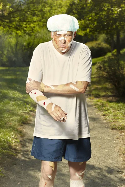 Herido Tratado Hombre Relajante Después Accidente Camino Parque — Foto de Stock