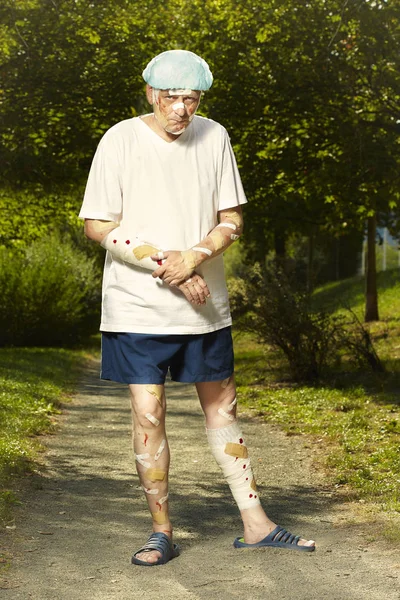 Blessé Soigné Homme Relaxant Après Accident Sur Chemin Parc — Photo