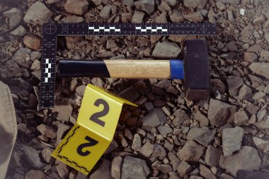 Şüpheli çekiç zeminde olası ceza yasası delil olarak bulundu