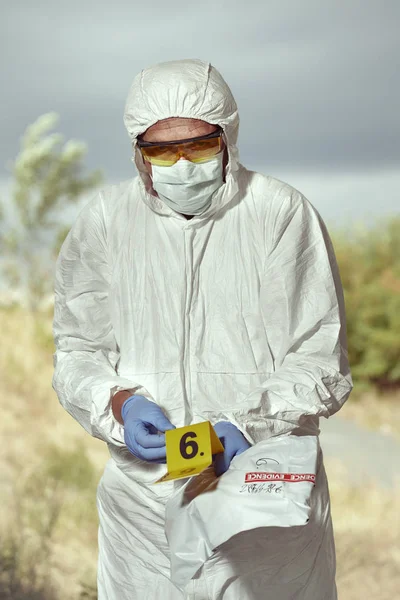 Técnico Criminólogo Traje Protección Libre Adn Recogiendo Evidencias Probable Acto — Foto de Stock