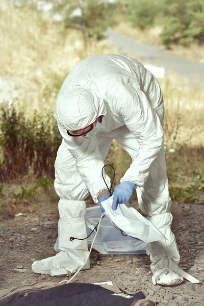 Criminoloog Technicus Dna Gratis Beschermende Pak Verzamelen Bewijzen Van Waarschijnlijk — Stockfoto