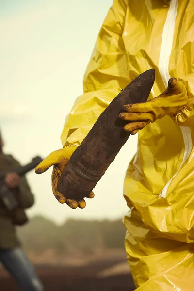 Especialista Traje Protección Química Recoger Granada Artillería Campo —  Fotos de Stock