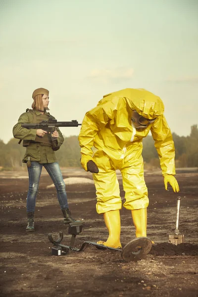Ειδικός Χημικά Προστατευτικά Κοστούμι Εντόπιση Και Σηκώστε Πυροβολικού Χειροβομβίδα Στο — Φωτογραφία Αρχείου