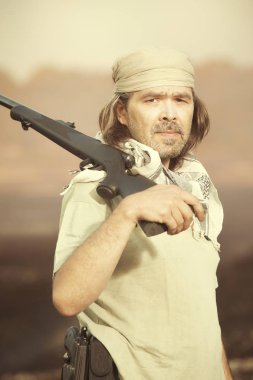 Çevresinde izlerken gerilla, partizan veya bölge ordu adam silahlarla silahlı