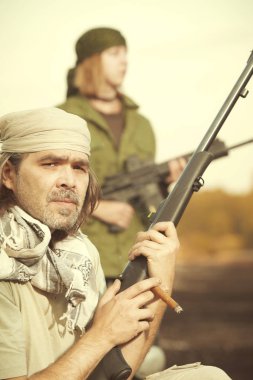 Gerilla, partizan veya bölge ordu çift izlerken civarında silahlarla silahlı