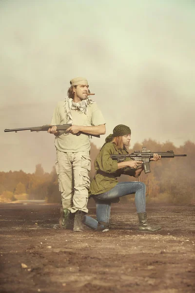 Guerilla Partisan Territory Army Couple Watching Armed Guns — Stock Photo, Image