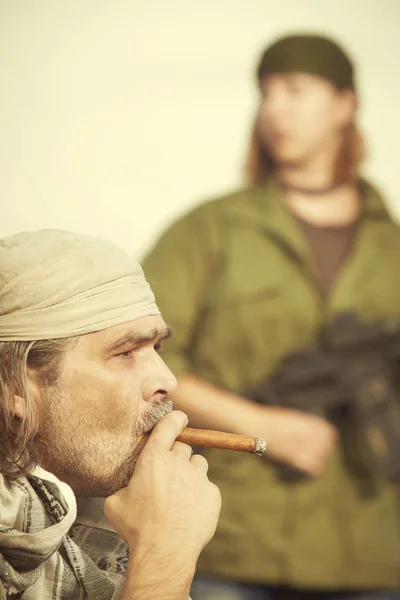 Gerilla Partizan Veya Bölge Ordu Çift Izlerken Civarında Silahlarla Silahlı — Stok fotoğraf