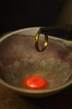 Hırsız tarafından çalıntı altın parçaları kanunsuz erime seçiminin