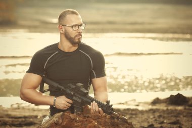 Kas için tehlike arazi izlerken otomatik silahla silahlı adam