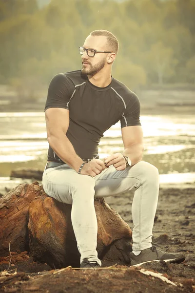 Junger Bodybuilder Brille Posiert Und Entspannt Der Natur — Stockfoto