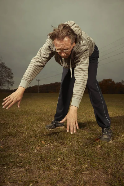 Hombre Mayor Envejecido Haciendo Ejercicio Traje Deportivo Aire Libre Prado — Foto de Stock