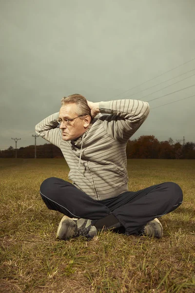 Vieillir Homme Âgé Faisant Exercice Costume Sport Plein Air Sur — Photo