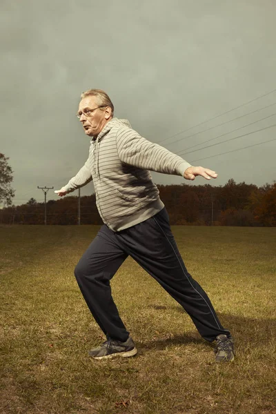 Yaşlı Adamın Sportsuit Çayır Üzerinde Açık Egzersiz Yaşlanma — Stok fotoğraf