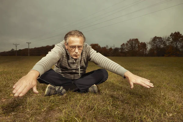 Vieillir Homme Âgé Faisant Exercice Costume Sport Plein Air Sur — Photo