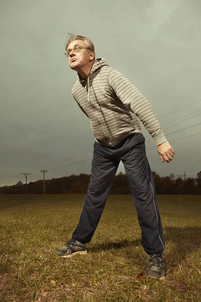 Hombre Mayor Envejecido Haciendo Ejercicio Traje Deportivo Aire Libre Prado — Foto de Stock